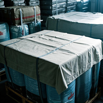 Palletized goods with moisture barrier fabrics underneath