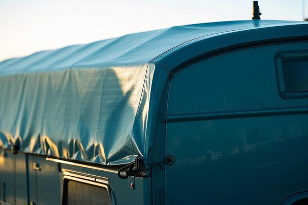 Long-haul truck with roof deflector