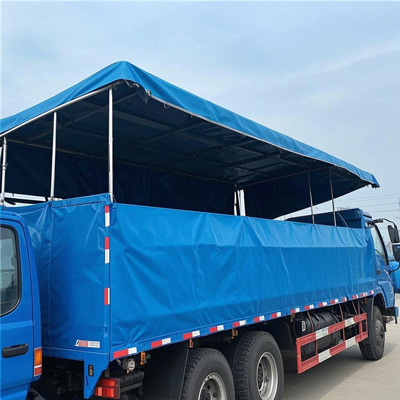 Truck with deflector in rainy conditions