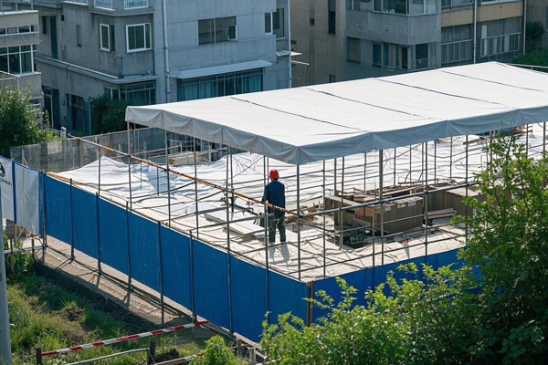 Construction site enclosure with protective roof