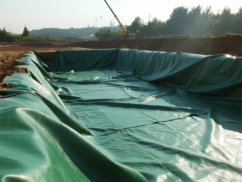 Rapid deployment of flood barrier tarp