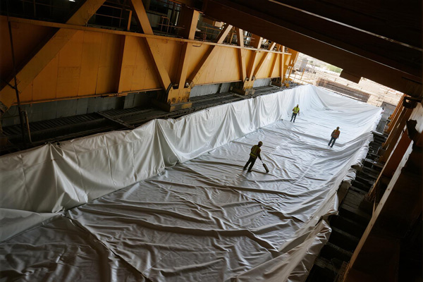 Dust barrier installation in tunnel construction