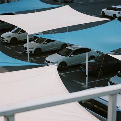 Large span parking shade structure covering multiple rows of cars