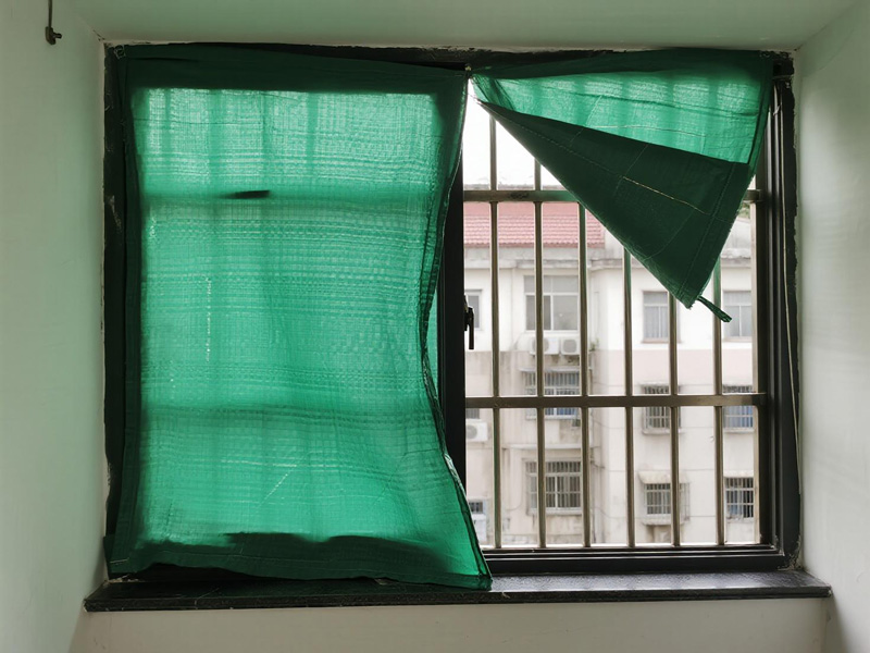 Emergency window cover kit with all necessary accessories