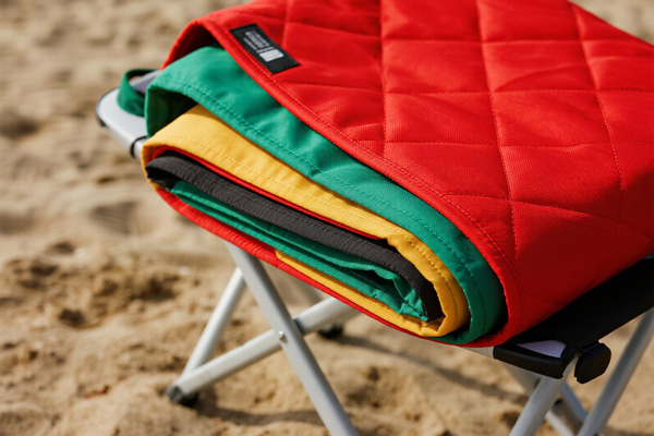 Beach picnic with waterproof blanket