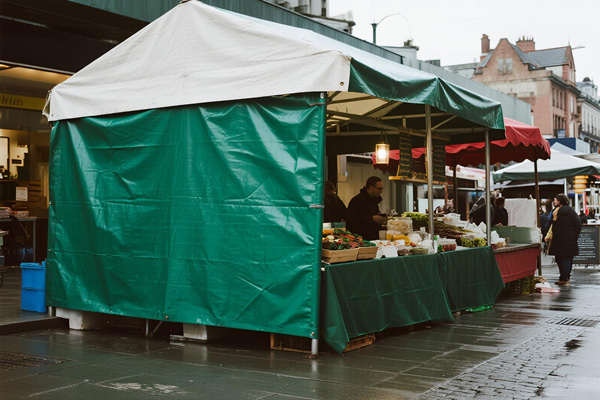Food vendor stall with protective tarp