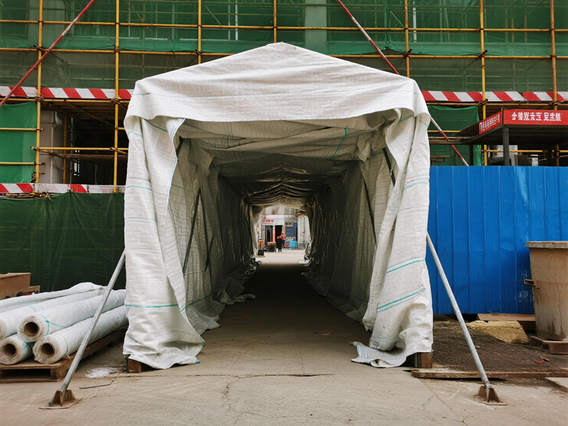 Construction site temporary pathway covered with moisture-proof cloth, keeping workers' boots clean and preventing mud