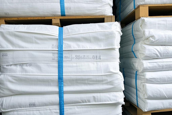 Moisture-sensitive products protected by防潮布 in storage
