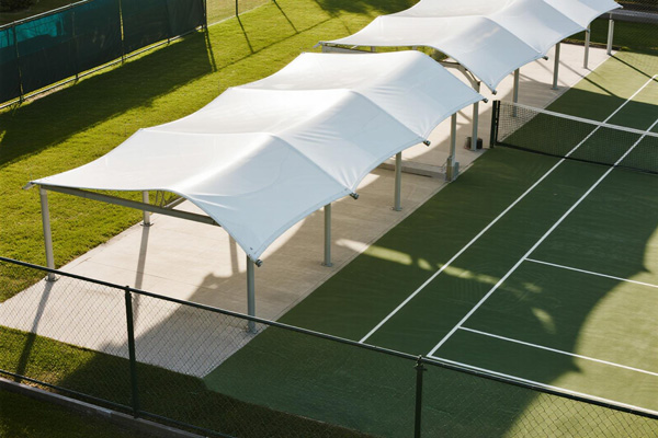 Tennis court with full coverage shade structure