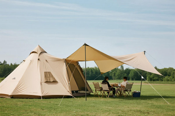 Family picnic with Oxford fabric canopy providing shade
